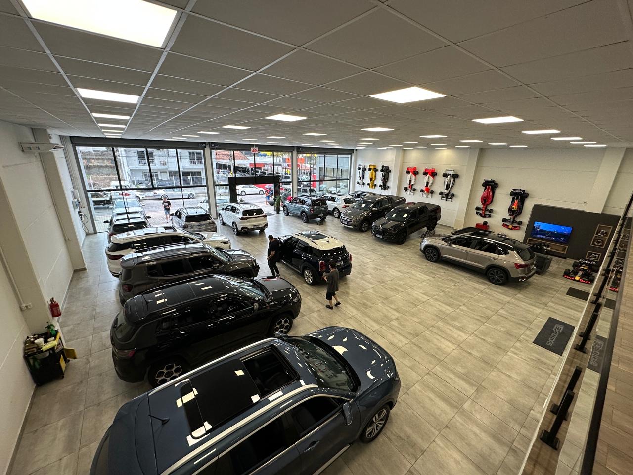 Vista aérea do showroom coberto da 3C Motors